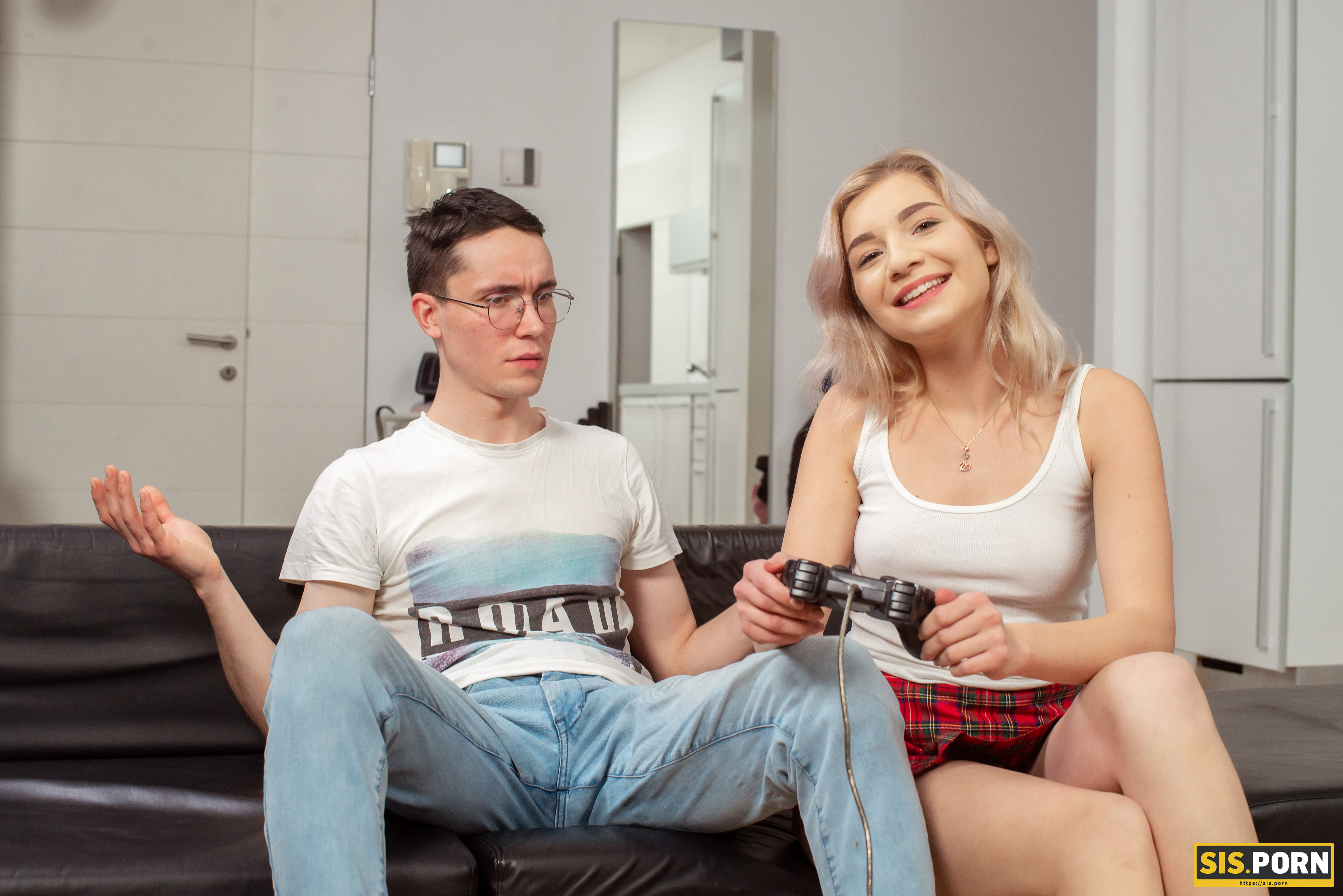 VIP 4K 'Playing video games or fucking my stepsister Didn't have to choose!' starring Anna Krowe (Photo 39)